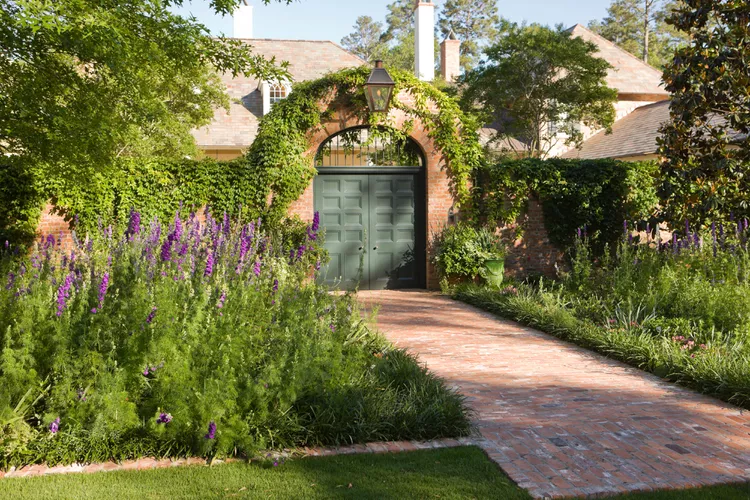 Side Gate Landing Ideas for Cleaner Safer Yard Access